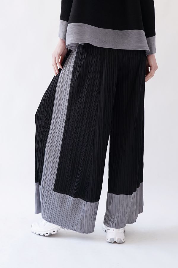 Black/grey pleated trousers