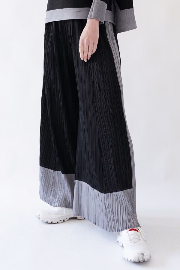 Black/grey pleated trousers