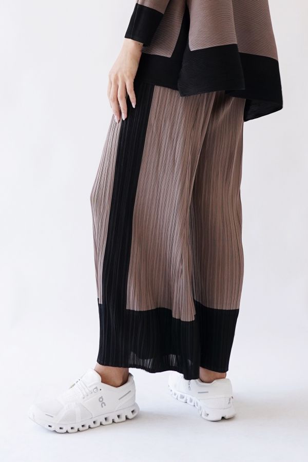 Brown / black pleated trousers