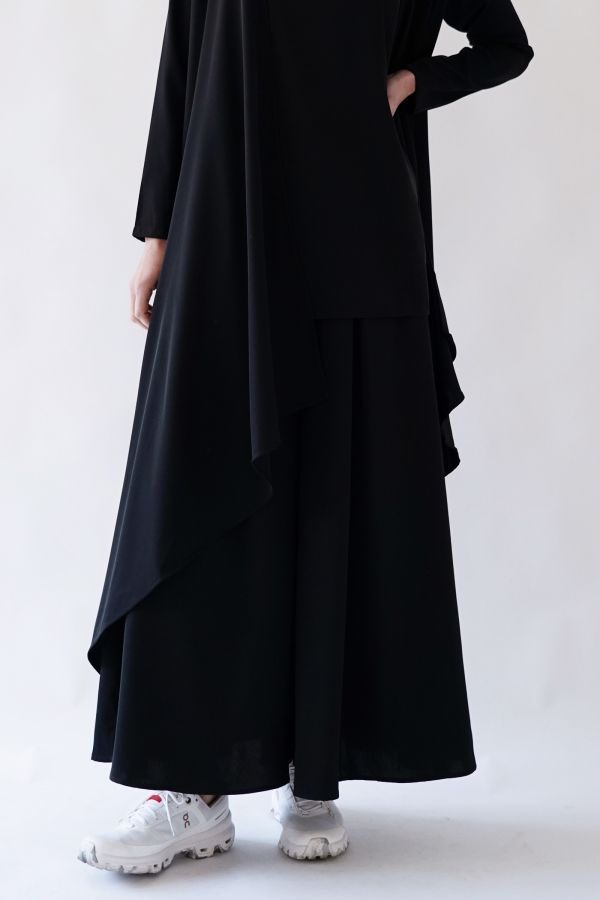 Black wide trousers